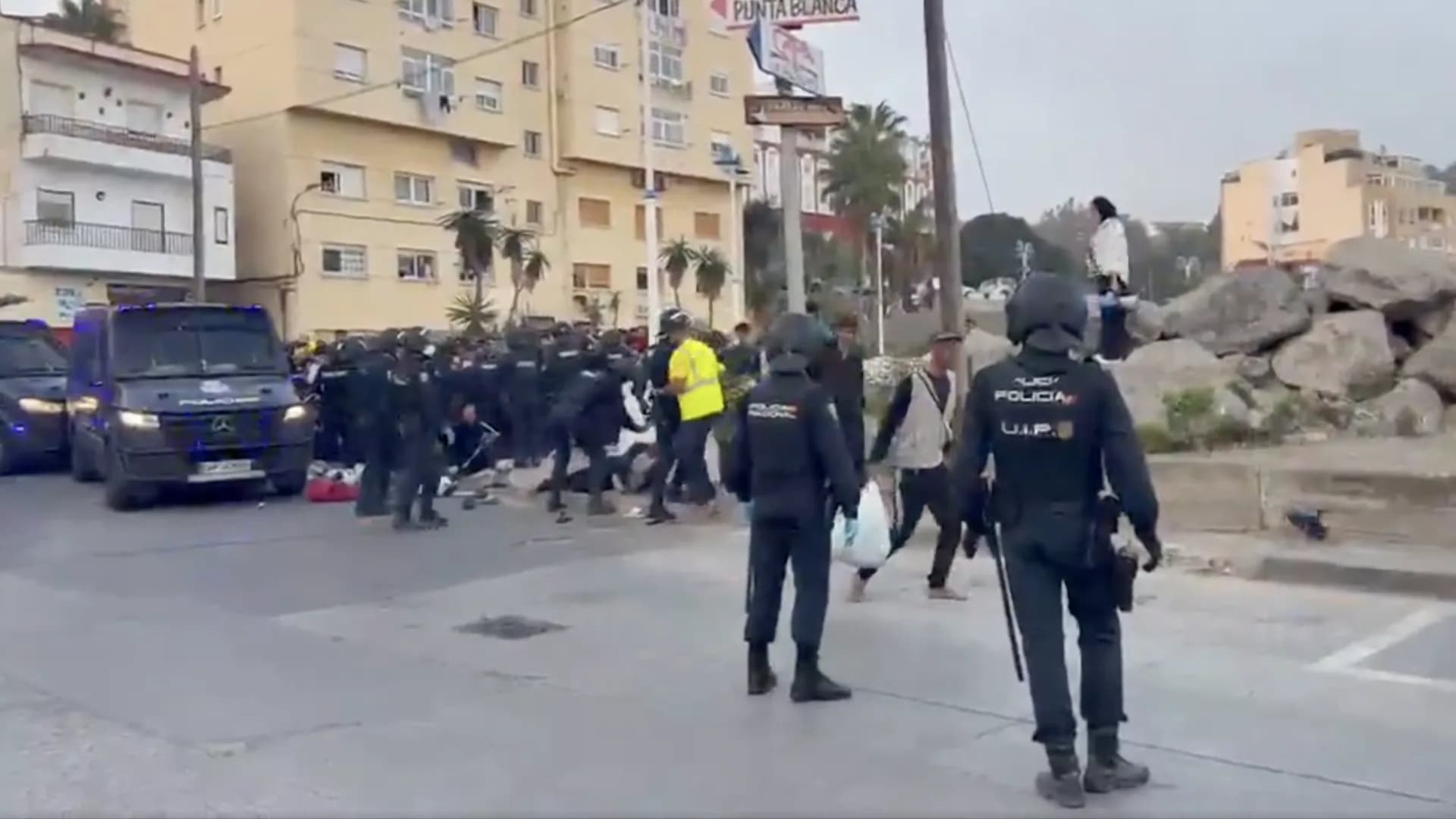 Sátortáborba költöztetik a migránsokat Ceutában